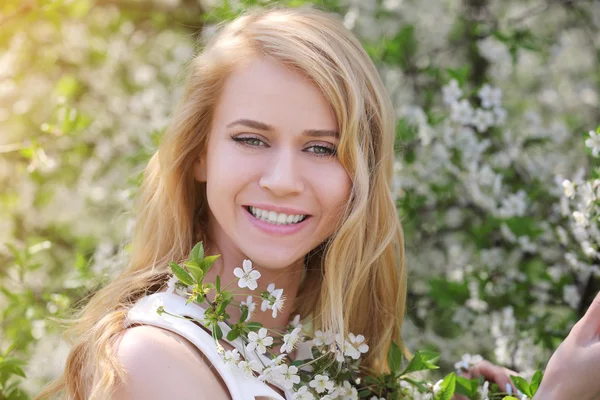 Mulher em flor árvore fundo — Fotografia de Stock