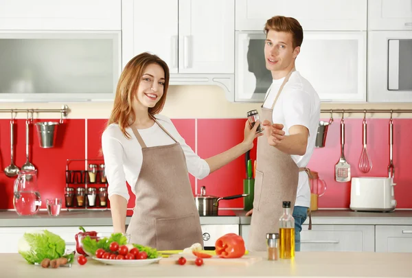 Casal em aventais cozinhar — Fotografia de Stock