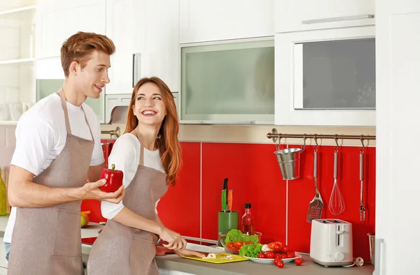 Pasangan dalam celemek memasak — Stok Foto