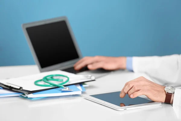 Médico trabalhando em um tablet — Fotografia de Stock