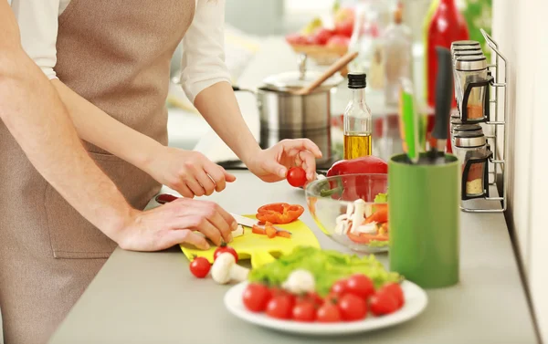 Liebespaar kocht Salat — Stockfoto