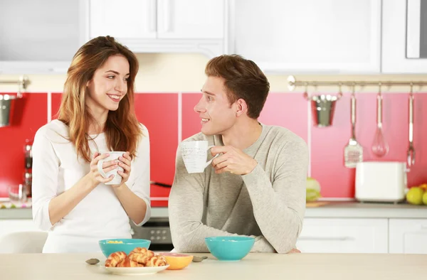 Casal tomando café da manhã — Fotografia de Stock