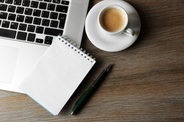 Laptop klavye üstünde boş defter