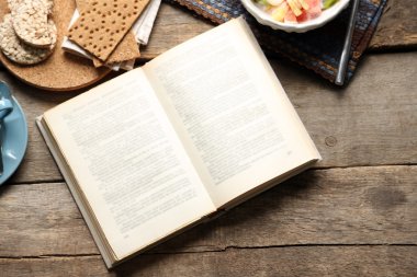 Açık kitap ve snack 