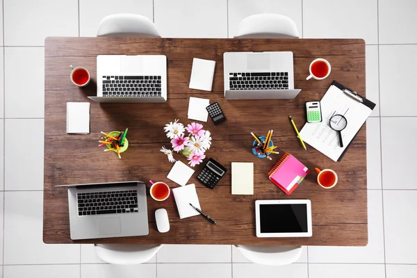 Mesa de la oficina para reuniones —  Fotos de Stock