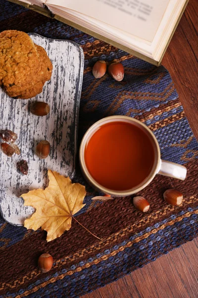 Tasse de thé avec décor d'automne — Photo