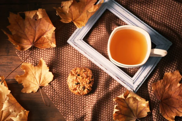 Taza de té con decoración de otoño — Foto de Stock
