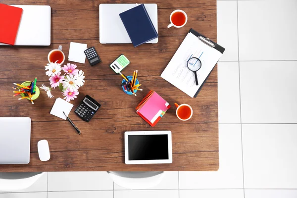 Mesa de la oficina para reuniones —  Fotos de Stock