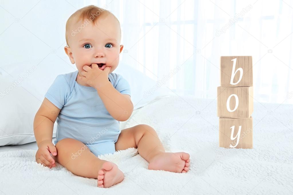 Первые шаги ребенка. Полугодовалый ребенок. Малыш сидит. Ребенок два года. С 5 месяцами мальчика.