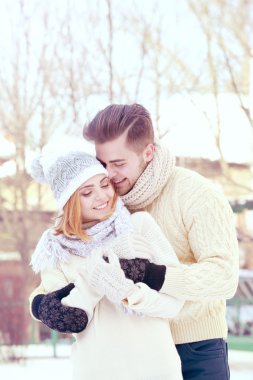 Dışarıda kucaklaşan genç çift 