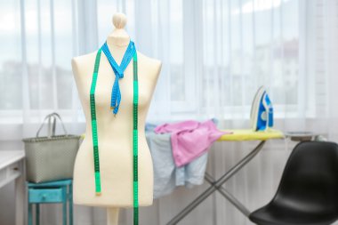 Ölçme bantları ile terzi mankeni 