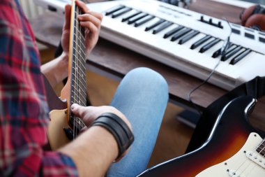 Adam gitar ve synthesizer