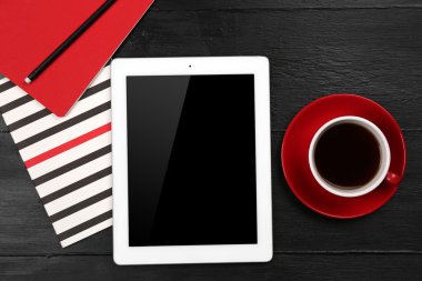 Dijital tablet fincan kahve ve defter ile