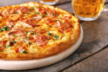 Lezzetli pizza ve bira gözlük