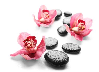 Spa taşlar ve güzel pembe orkide 
