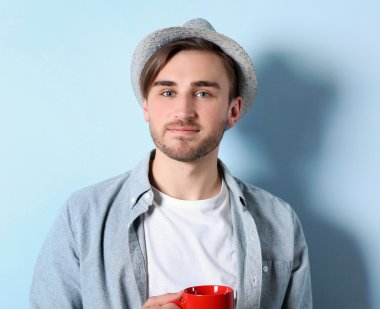 Bir fincan kahveli adam.