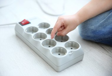 elektrik güç çubuğu ile oynayan bebek