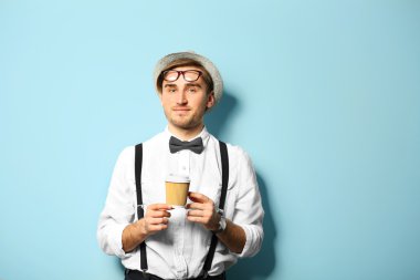 Bir fincan kahveli adam.