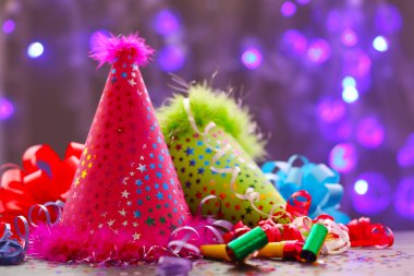 Arka plan üzerinde parti şapkaları