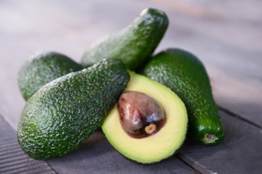 Taze olgun avokado