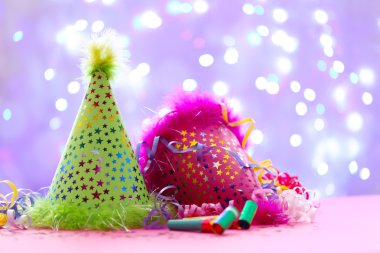 Arka plan üzerinde parti şapkaları