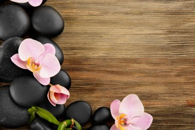 Spa taşlar ve orkide çiçekleri 