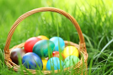Renkli Paskalya yumurtaları sepetle 