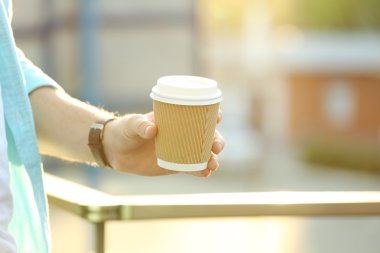 Bardaklı genç adam. 