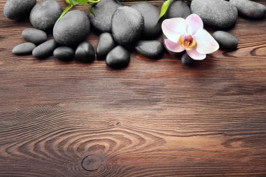 Spa taşları ve orkide çiçeği