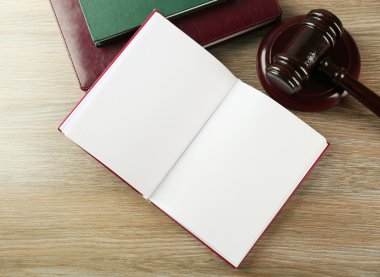 houten hamer en open boek 