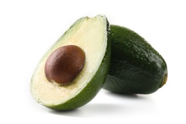 Taze avokado izole yarısı