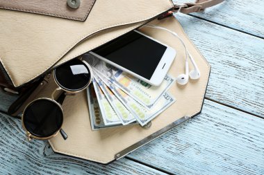 Gözlüklü kadın çantası