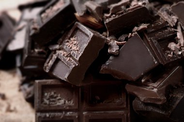 Arka plan üzerinde çikolata parçaları
