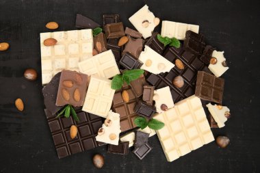 Arka plan üzerinde çikolata parçaları