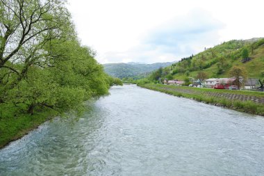 Köyde küçük bir nehir.