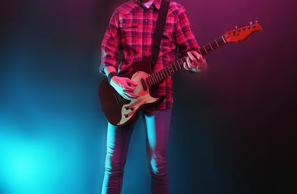 Man plays electric guitar — Stock Photo, Image