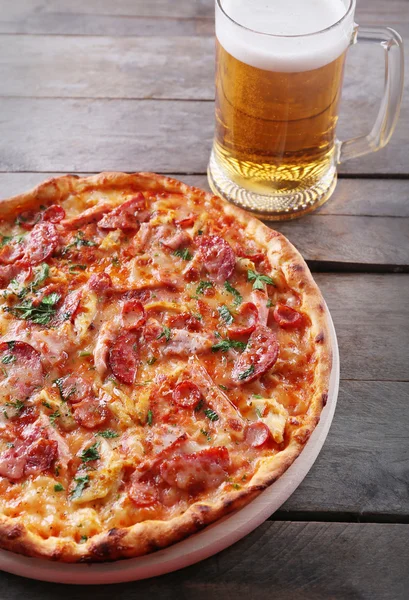 Sabrosa pizza y vaso de cerveza — Foto de Stock