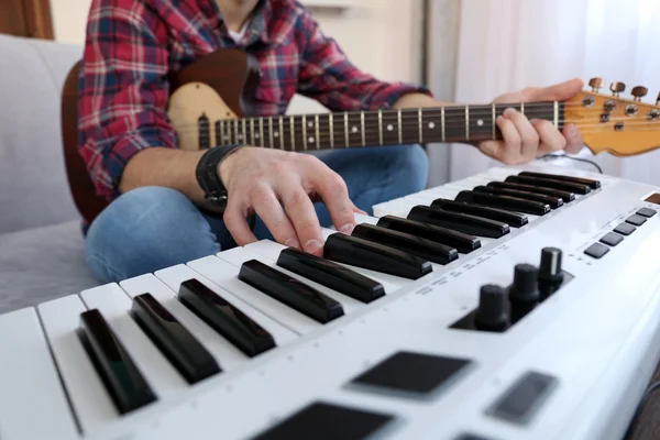 Man with guitar and synthesizer — Stock Photo, Image
