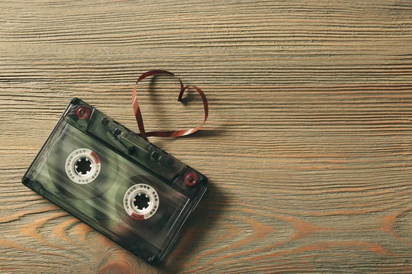 ハートの形にテープでレトロなオーディオ ・ カセット テープ — ストック写真