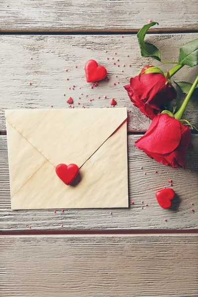 Bella rosa con carta regalo — Foto Stock