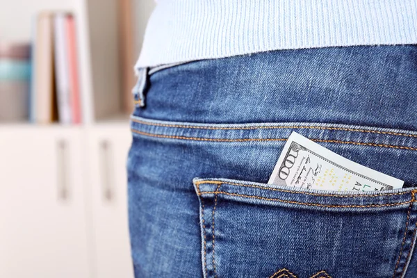 Dinero en el bolsillo de los jeans — Foto de Stock
