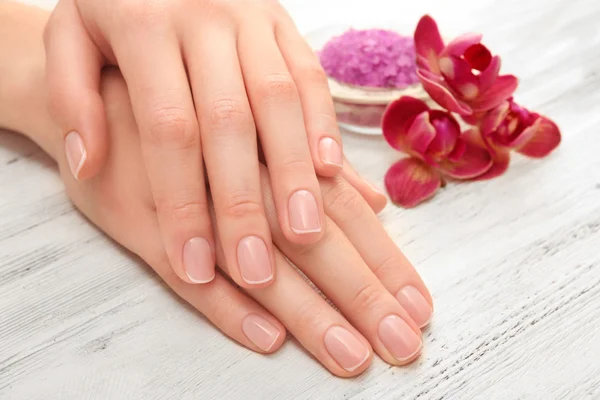 Kobieta ręce piękny manicure — Zdjęcie stockowe