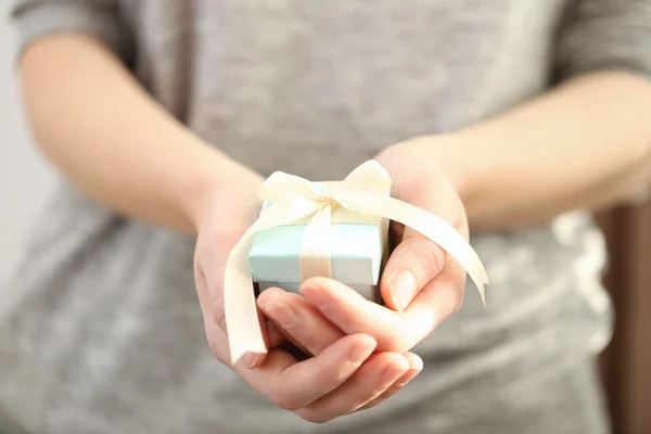 Les mains féminines tenant cadeau — Photo