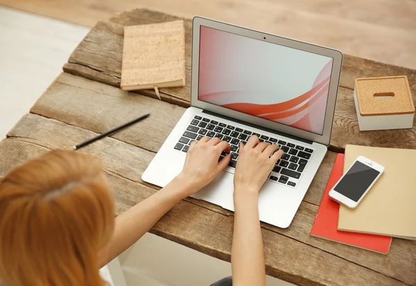 Frau arbeitet am Laptop — Stockfoto