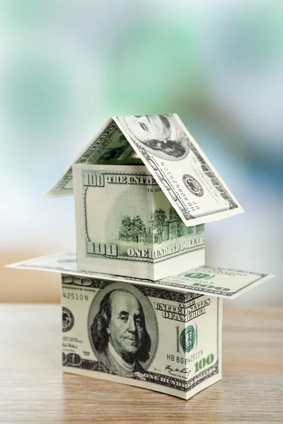 Dinero casa en la mesa — Foto de Stock