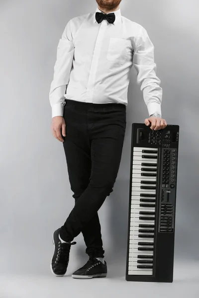 Männerhände mit Synthesizer — Stockfoto