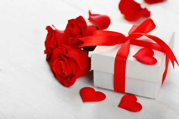 Gift box, rose flowers and decorative hearts — Stock Photo, Image