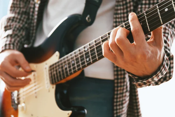 Joven toca la guitarra eléctrica — Foto de Stock