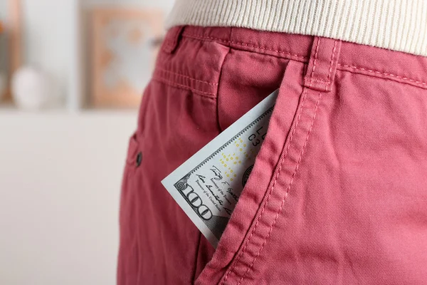 Geld in de roze zak — Stockfoto