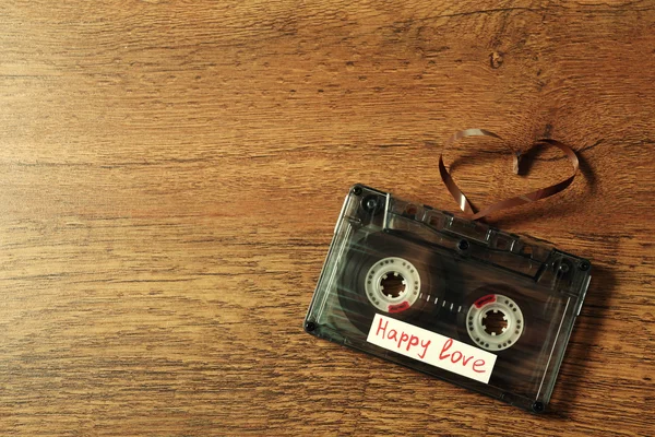 Retro kaseta magnetofonowa z taśmy w kształcie serca — Zdjęcie stockowe